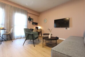 City appartement | Woonkamer | Een flatscreentelevisie
