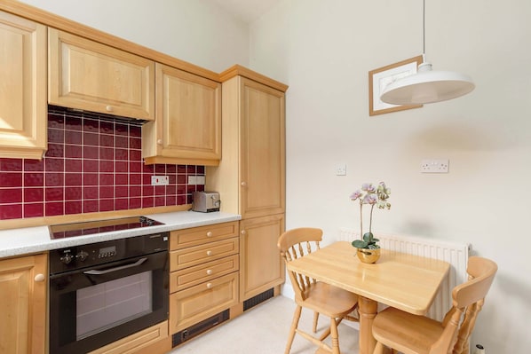 Fridge, microwave, oven, stovetop - Light and Spacious 2BD flat in Heart of Edinburgh (Edinburgh)