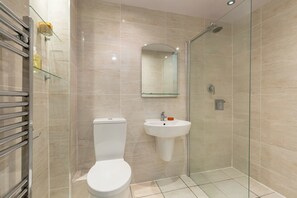 Bathroom - Light and Spacious 2BD flat in Heart of Edinburgh (Edinburgh)