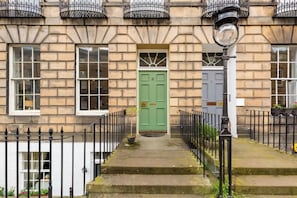 Exterior detail - Light and Spacious 2BD flat in Heart of Edinburgh (Edinburgh)