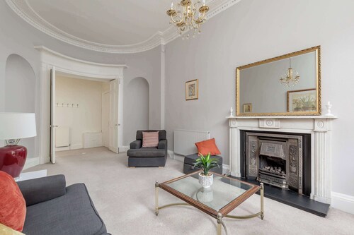 Light and Spacious 2BD flat in Heart of Edinburgh