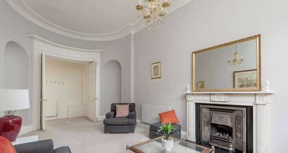 Light and Spacious 2BD flat in Heart of Edinburgh