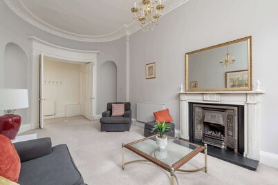 Light and Spacious 2BD flat in Heart of Edinburgh