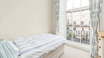 2 bedrooms, iron/ironing board, internet, bed sheets