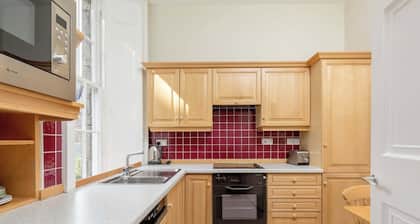 Light and Spacious 2BD flat in Heart of Edinburgh