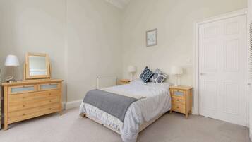 2 bedrooms, iron/ironing board, internet, bed sheets