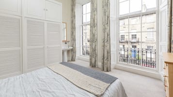 2 bedrooms, iron/ironing board, internet, bed sheets
