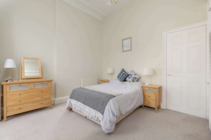 2 bedrooms, iron/ironing board, Internet, bed sheets - Light and Spacious 2BD flat in Heart of Edinburgh (Edinburgh)