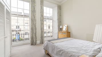 2 bedrooms, iron/ironing board, internet, bed sheets