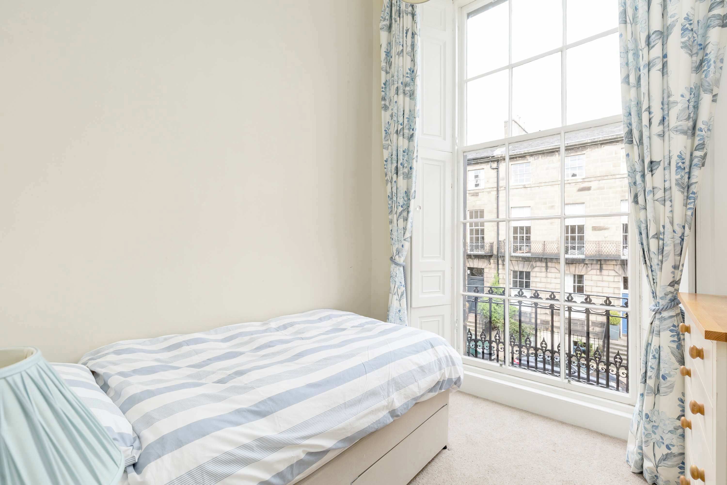 2 bedrooms, iron/ironing board, internet, bed sheets