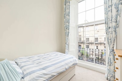 Light and Spacious 2BD flat in Heart of Edinburgh