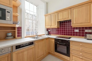 Fridge, microwave, oven, stovetop - Light and Spacious 2BD flat in Heart of Edinburgh (Edinburgh)
