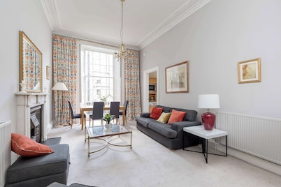 Light and Spacious 2BD flat in Heart of Edinburgh