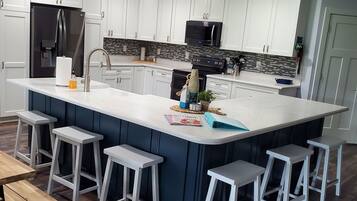 Geladeira, micro-ondas, fogão, cooktop