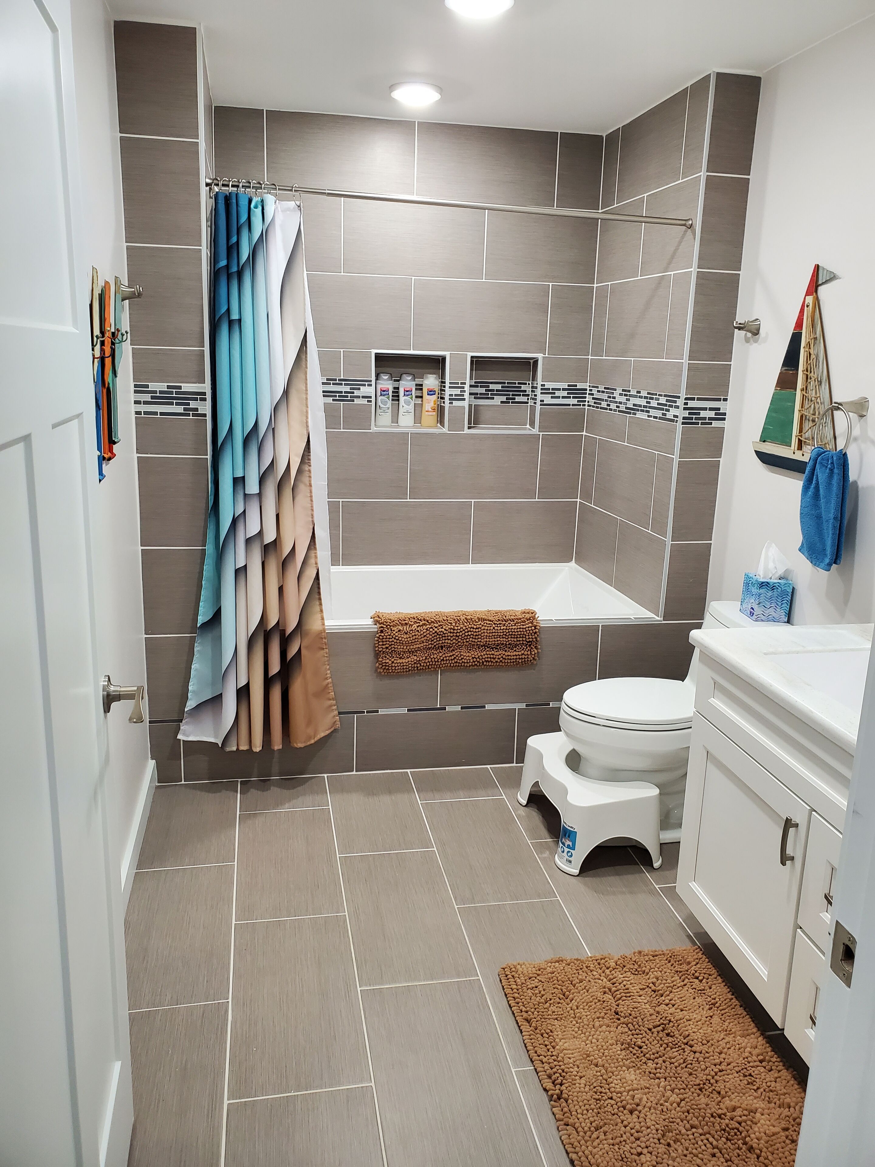 Une salle de bain moderne équipée d’une baignoire, de toilettes et d’un espace douche.