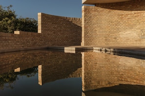 Piscina externa, guarda-sóis, espreguiçadeiras