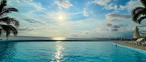 Una piscina al aire libre, una piscina climatizada
