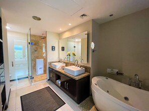Badewanne, Haartrockner, Handtücher, Seife