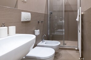 Classic Double Room | Bathroom | Shower, rainfall showerhead, free toiletries, hair dryer - Boboli's Garden (Florence)