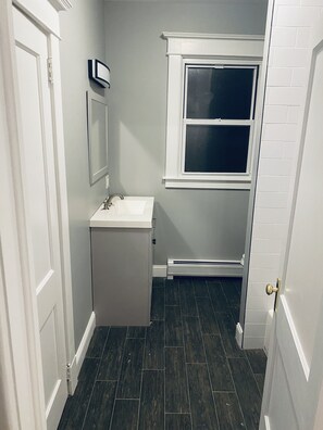 Combined shower/tub