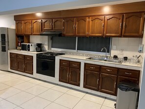 Refrigerador, microondas, horno y cafetera y tetera 