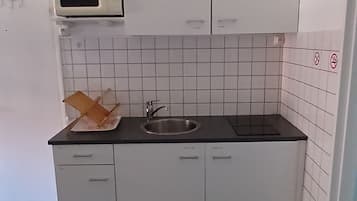 Réfrigérateur, micro-ondes, plaque de cuisson, cafetière/bouilloire