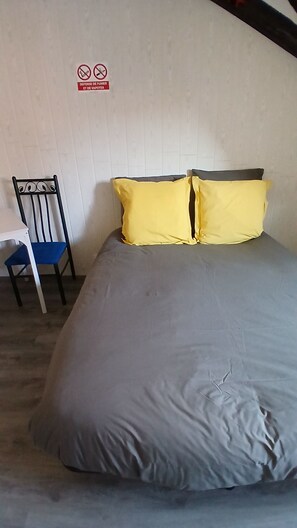1 slaapkamer, een strijkplank/strijkijzer, gratis wifi, beddengoed