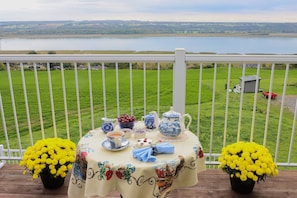 Deluxe Double Room, River View | In-room dining