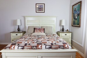 Suite, vistes al riu | 2 dormitoris, decoració individual, mobiliari individual i escriptori