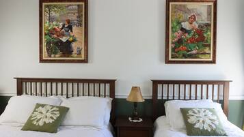 Phòng 3 | Trang trí khác biệt, trang bị nội thất với thiết kế riêng biệt, bàn