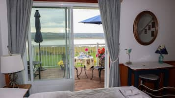 Deluxe Double Room, River View | In-room dining