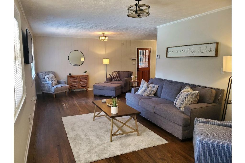 Pine Valley Place / Entire 3 Bedroom house