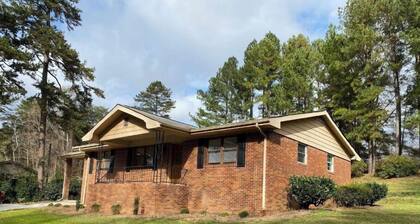 Pine Valley Place / Entire 3 Bedroom house