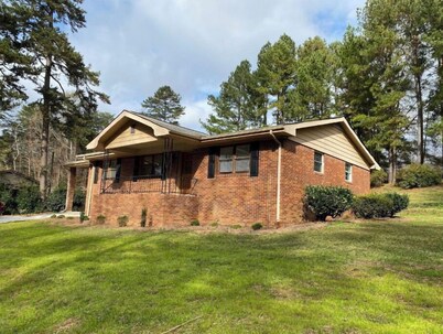 Pine Valley Place / Entire 3 Bedroom house