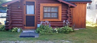 Summer Getaway - Cozy Log Cabin right on Crooked Lake Waterfront