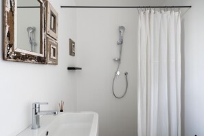 Regadera, secadora de cabello, bidet, toallas 