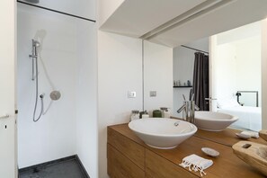 Dusche, Haartrockner, Bidet, Handtücher