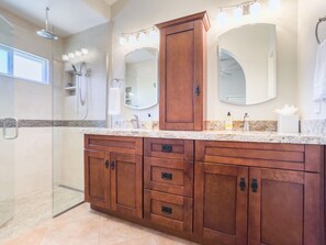 Combined shower/tub, hair dryer, towels