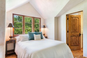 5 bedrooms, desk, iron/ironing board, travel cot