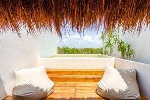 حمام سباحة على السطح