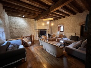 TV - Large gite sleeps 23 with all comforts (Lalandusse)