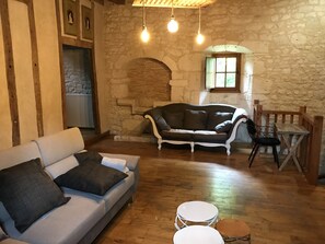 TV - Large gite sleeps 23 with all comforts (Lalandusse)