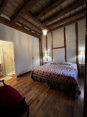 9 bedrooms, iron/ironing board, travel crib, free WiFi - Large gite sleeps 23 with all comforts (Lalandusse)