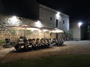 Outdoor dining - Large gite sleeps 23 with all comforts (Lalandusse)