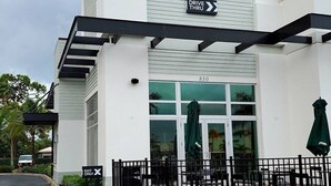 Una Starbucks con servicio de paso en coche, número 830, y un cartel de salida únicamente.