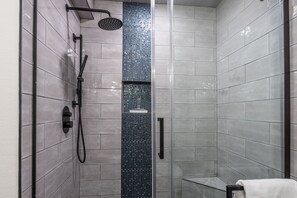 Ensemble baignoire-douche, séchoir à cheveux, serviettes fournies, savon
