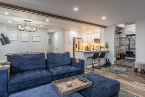 Smart TV, caminetto, videogiochi, libri