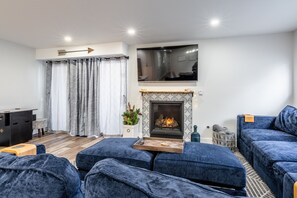 Smart TV, caminetto, videogiochi, libri