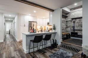 Fridge, microwave, oven, stovetop - Bright & airy, serene, clean & comfy Snowcreek IV (Mammoth Lakes)