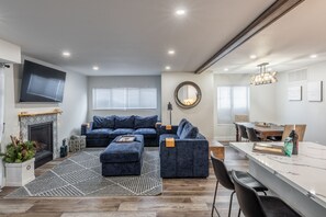 Smart TV, fireplace, video games, books - Bright & airy, serene, clean & comfy Snowcreek IV (Mammoth Lakes)